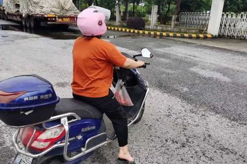 电瓶车高速公路上逆行 高速交警及时制止化险为夷